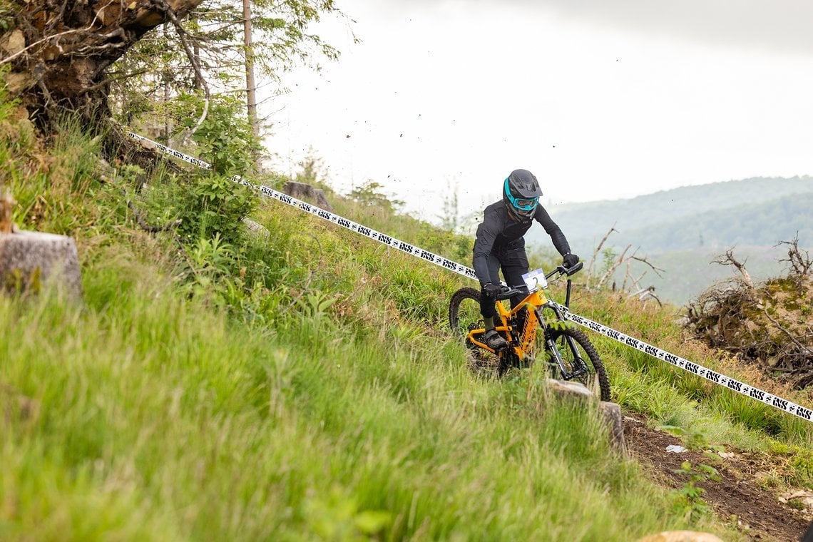 Keine 150 Meter nach der Aktivierung des Transponders und des offiziellen Rennstarts wurden wir einfach auf die Trails der Stage 1 geschmissen.