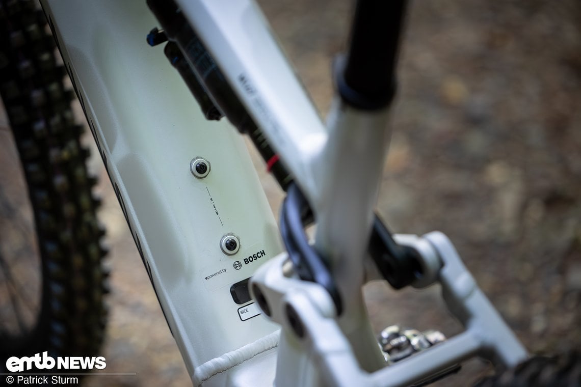 Der massive Raw-Alu-Rahmen bringt Gewicht mit, dieses lässt sich auch auf dem Trail nicht verleugnen – enge Trails, schnelle Richtungswechsel oder verspieltes Fahren erfordern Kraft.
