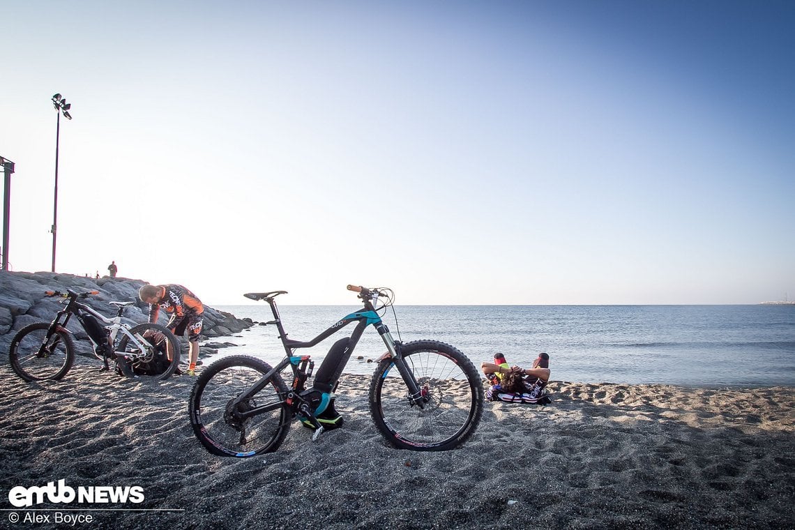 Die Zeit bis zu Start schlugen die Fahrer am Strand tot.