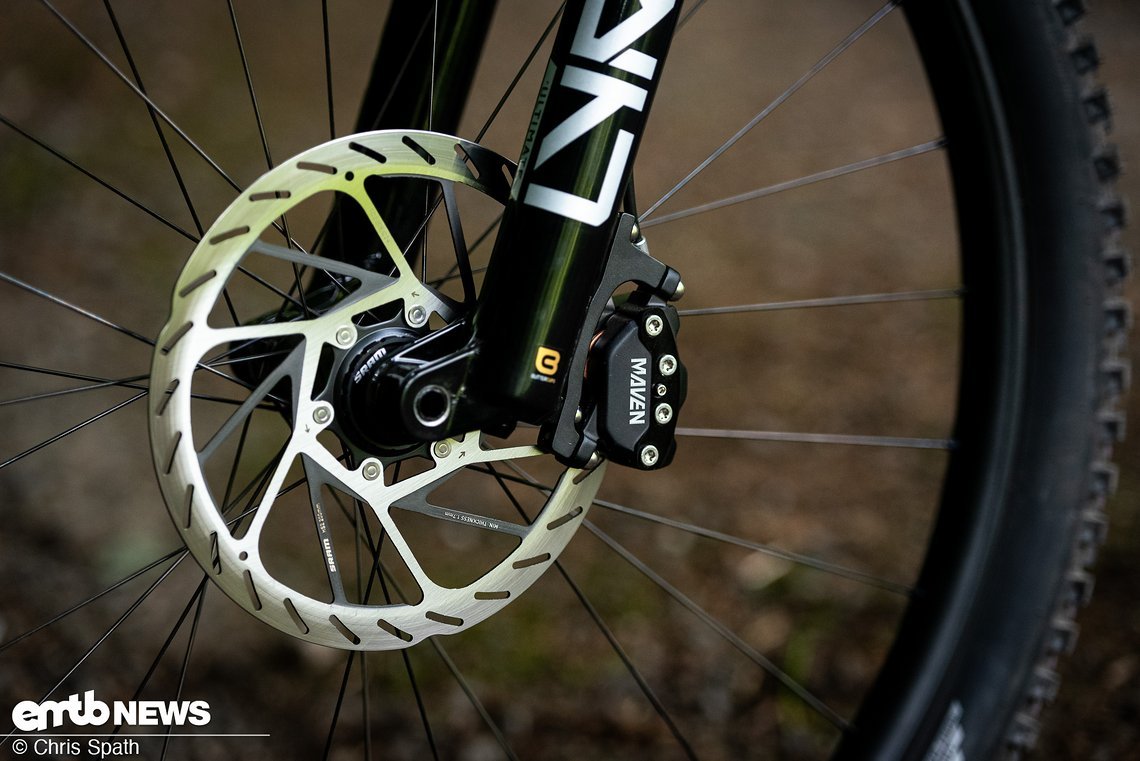 Gebremst wird mit der Maven Silver und 200/180 mm Bremsscheiben.
