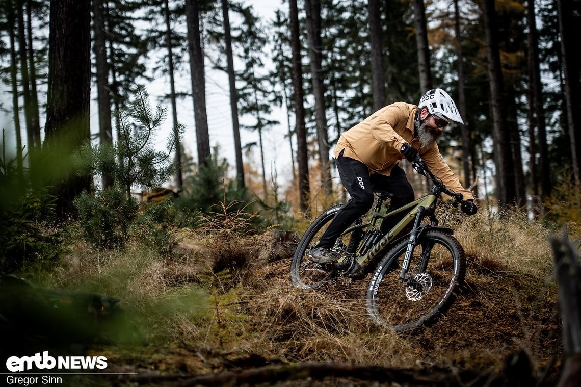 Die verbaute RockShox Zeb-Federgabel smoket Unebenheiten geradezu weg.