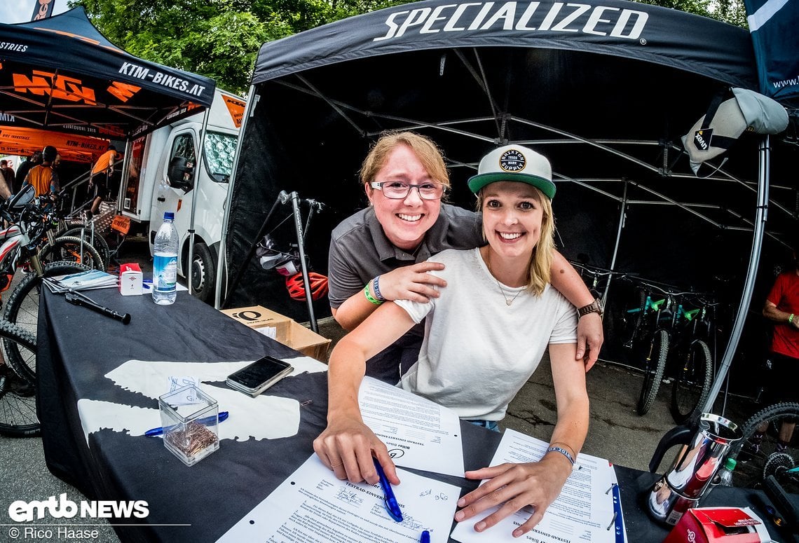 Die freundlichen Damen am Stand von Biller-Bikes helfen gern und laden auch zur Trailrunde ein