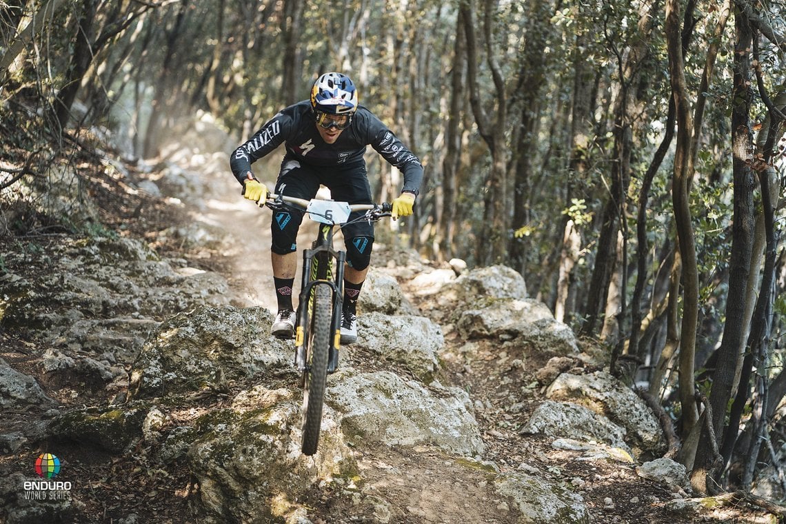 EWS-Profi Curtis Keene ballert mit seinem Specialized Turbo Levo über die grobe Piste