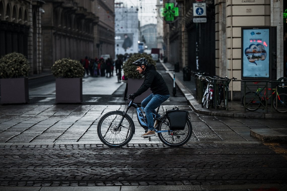 Stefano Migliorini höchstselbst fährt hier sein Urban-Mig für das Foto durch die Città.