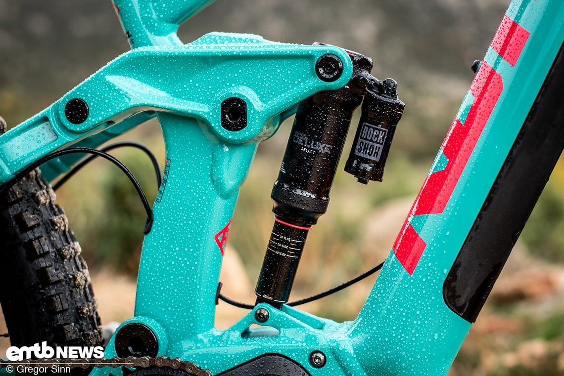 Am Heck verwaltet ein passender RockShox Super Deluxe Select-Dämpfer die 160 mm Federweg des Beamer Independent Suspension-Systems von Kona.