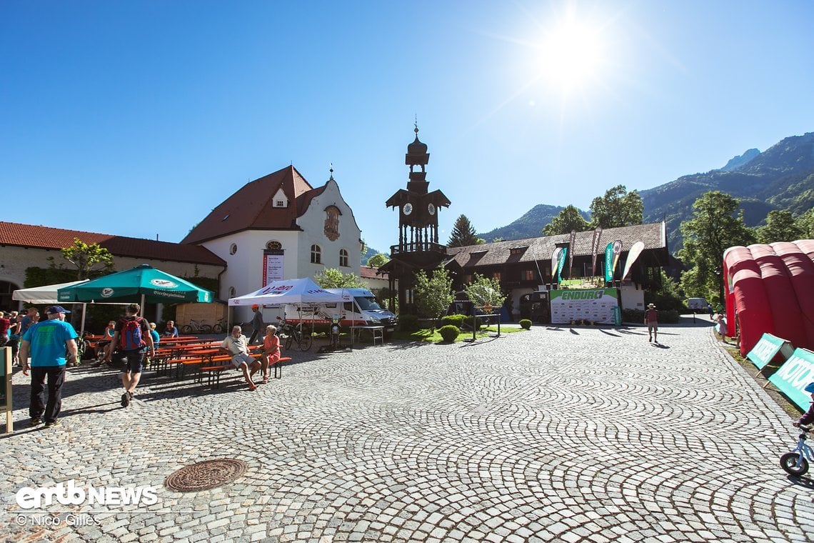 Der Schlossplatz von Aschau am Samstag