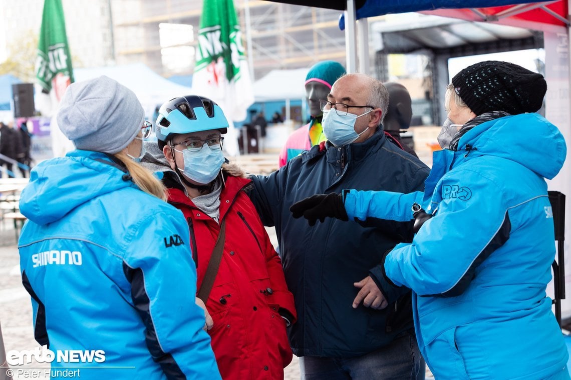 Umfassend geschützt: Mit Helm und Maske