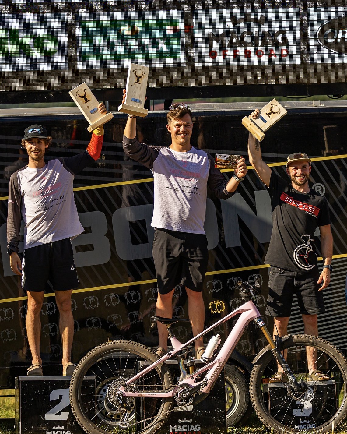 Bei den Männern sicherte sich Tom Pölderl vor dem amtierenden deutschen Meister im E-Enduro Erik Emmrich Gold!