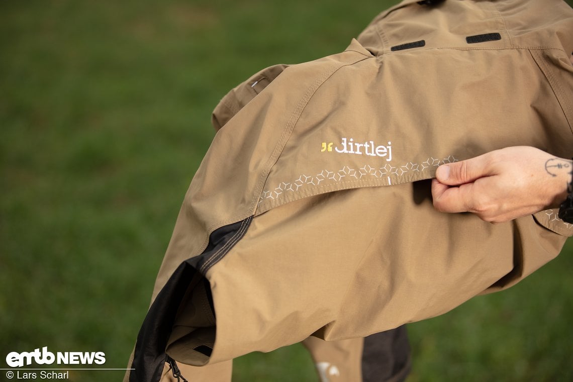 Auf dem Rücken besitzt dieser Rain Suit einen breiten, abgedeckten Lüftungsschlitz