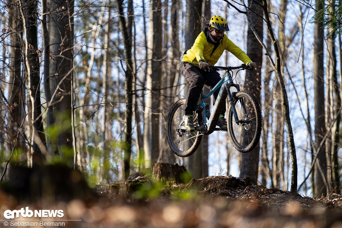 Kleinere Sprünge wie hier können mit dem Scott Genuis eRide lässig mitgenommen werden.