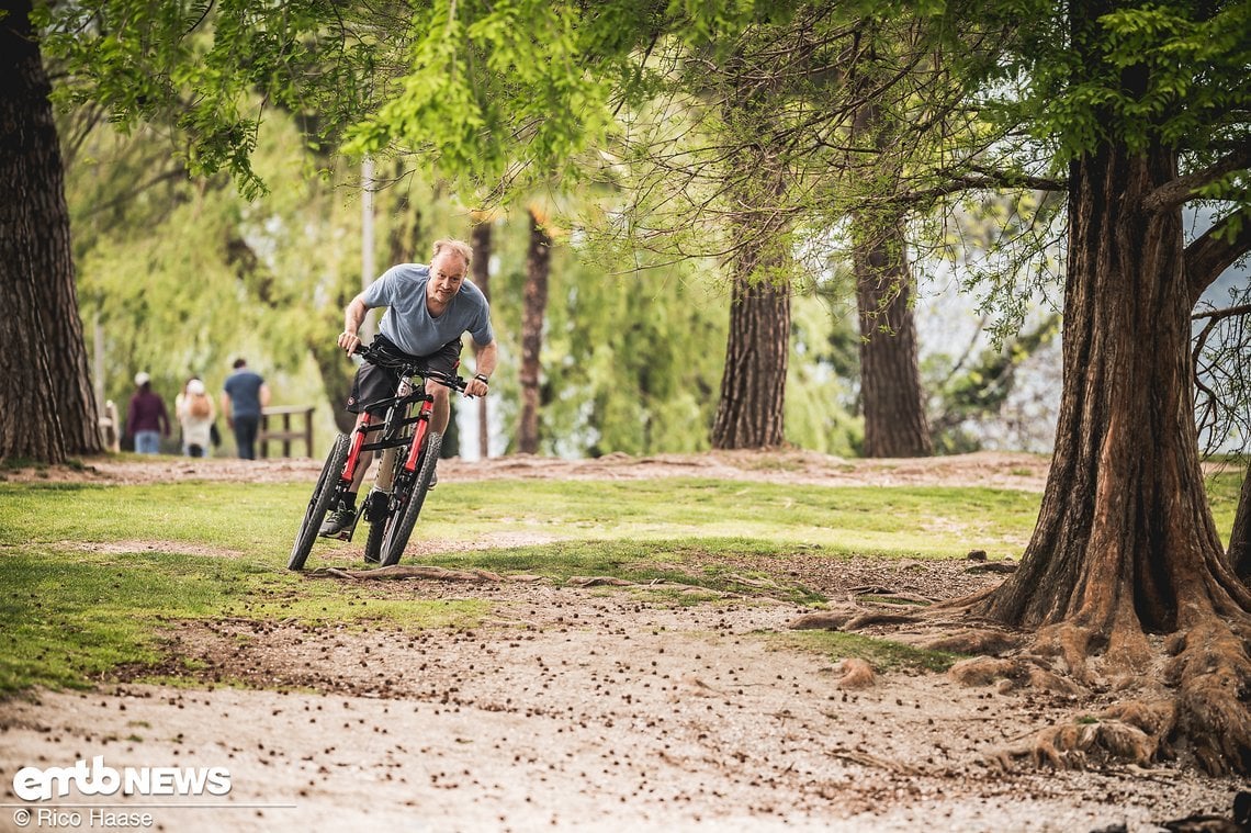 Klappt ganz gut. Die Vorderradaufhängung bei der Arbeit, E-MTB-Redakteur am Limit!