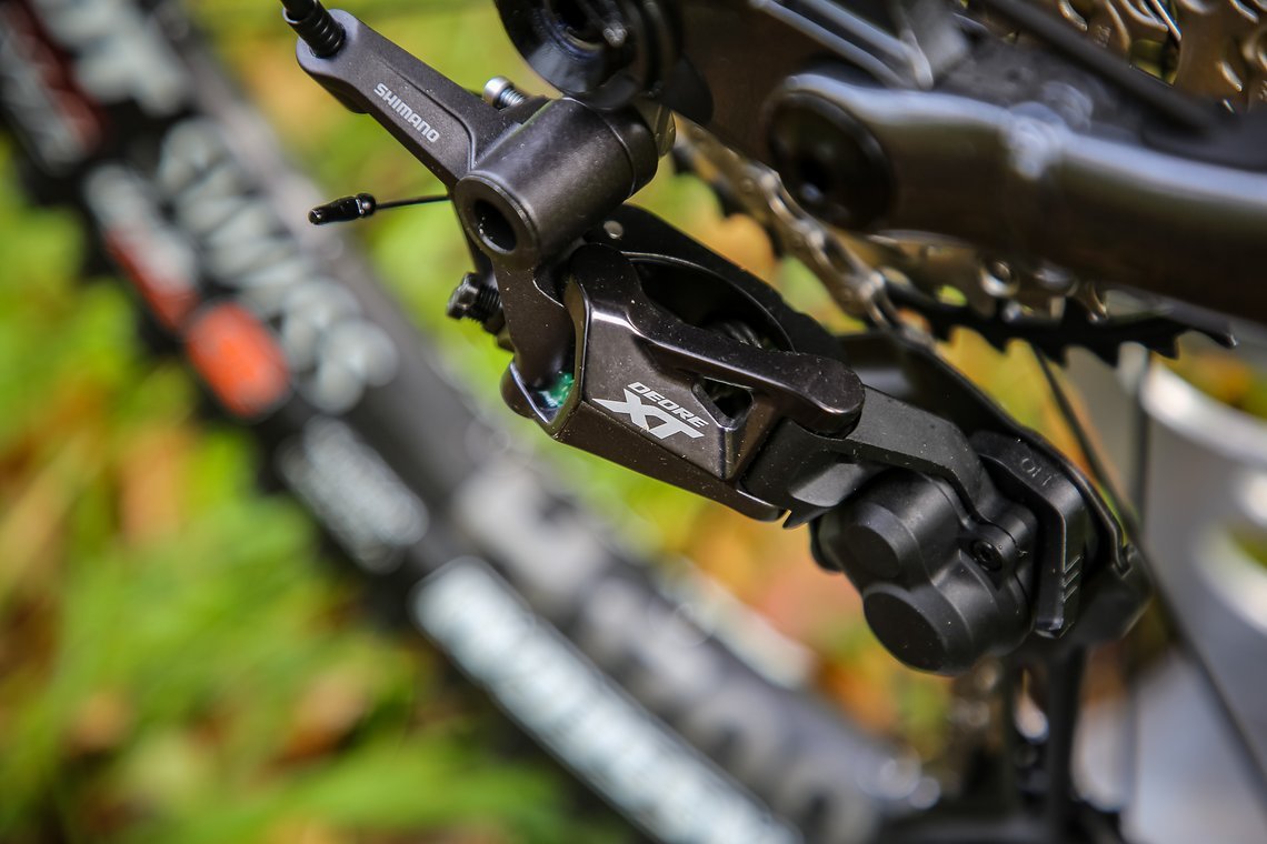 Die 12 Gänge wechselt ein Shimano XT-Schaltwerk