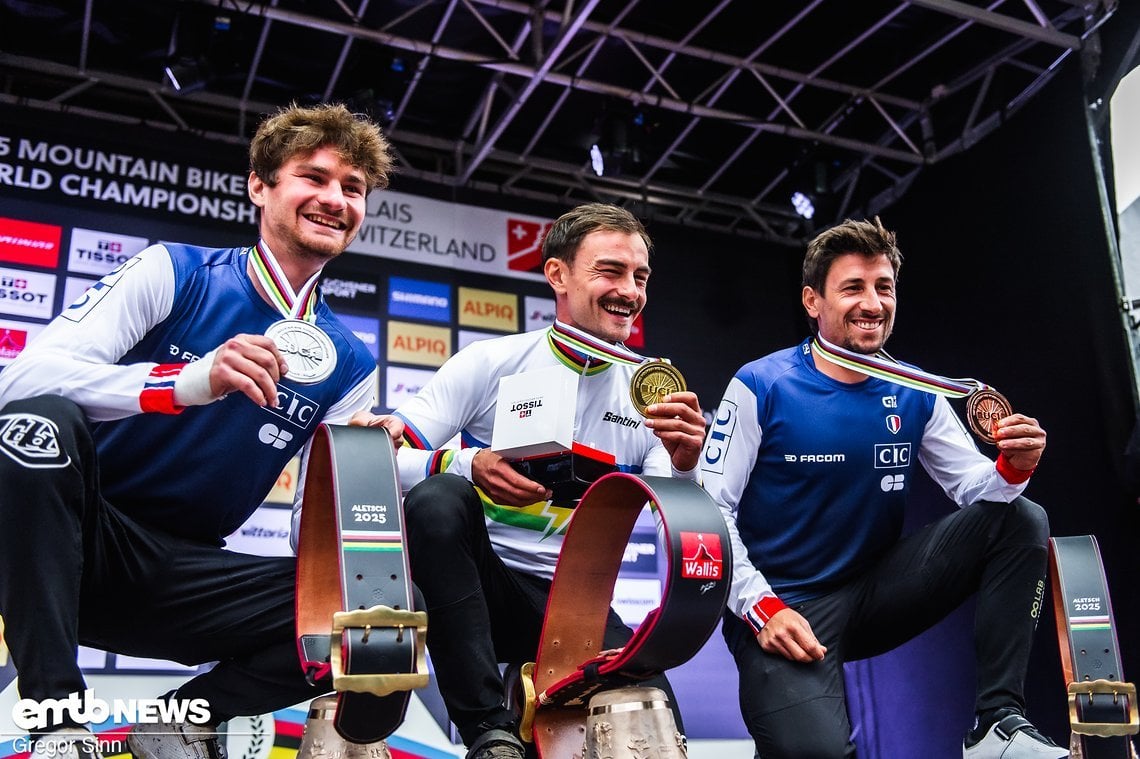 Podium der Herren. Eine Frage hätten wir: Was macht man mit diesen riesigen Kuhglocken?