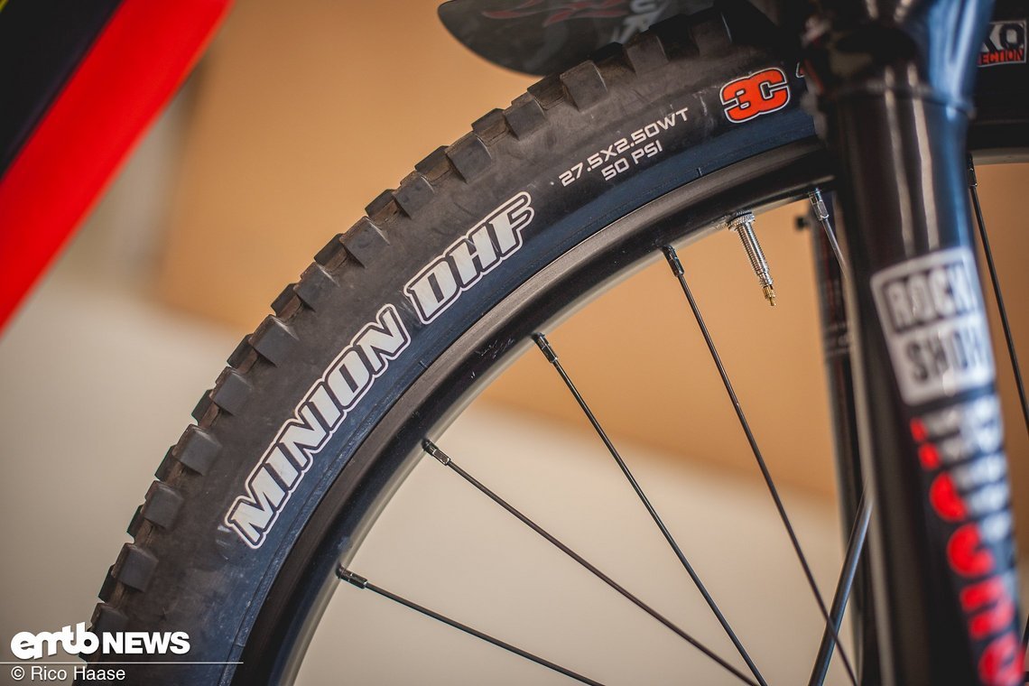 Maxxis DHF-Reifen sind auf dem Vorderrad und ...