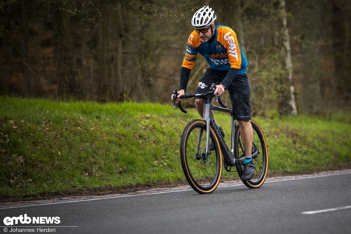 Das Orbea E-Gravel-Bike fühlt sich auf der Straße deutlich wohler, womit es eher auf Racing ausgelegt ist.