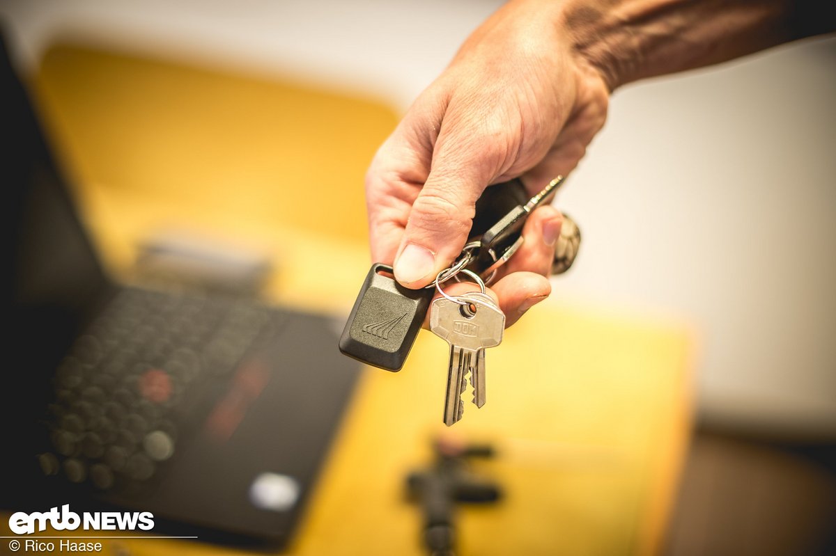 Dieser kleine Bluetooth-Key ist mit dem Smartphone gekoppelt Dieser kleine Bluetooth-Key ist mit dem Smartphone gekoppelt