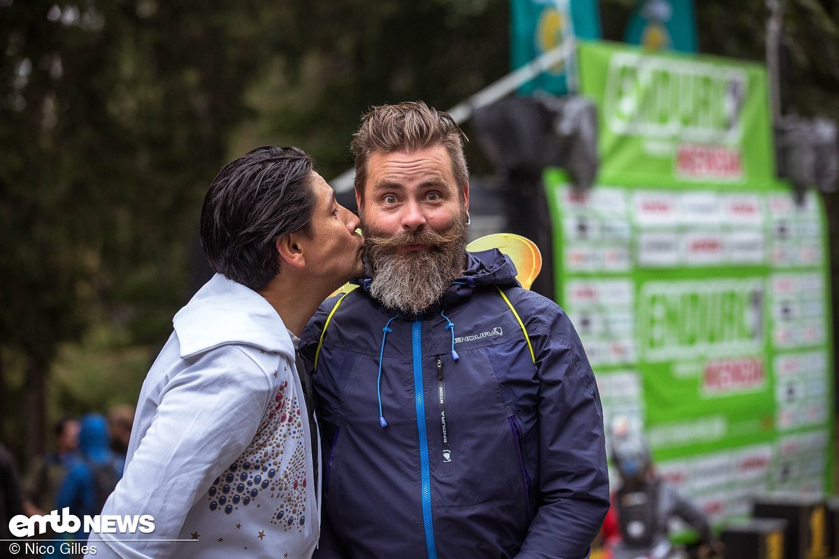 Unsere Zauberfee und Chefredakteur Rico wird für sein gutes Rennen und sein Jubiläum, bisher bei allen der 5 Enduro One Rennen am Ochsenkopf dabei gewesen zu sein von Michael mit einem Bussi belohnt. Unsere Zauberfee und Chefredakteur Rico wird für sein gutes Rennen und sein Jubiläum, bisher bei allen der 5 Enduro One Rennen am Ochsenkopf dabei gewesen zu sein von Michael mit einem Bussi belohnt.