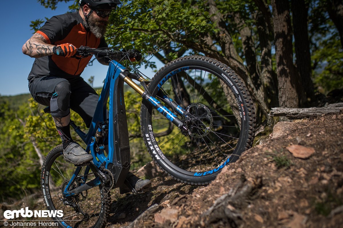 Riding extremely steep slopes, the Shuttle's short 438 mm chainstays means it reaches its limit and the front wheel starts to lift Riding extremely steep slopes, the Shuttle's short 438 mm chainstays means it reaches its limit and the front wheel starts to lift