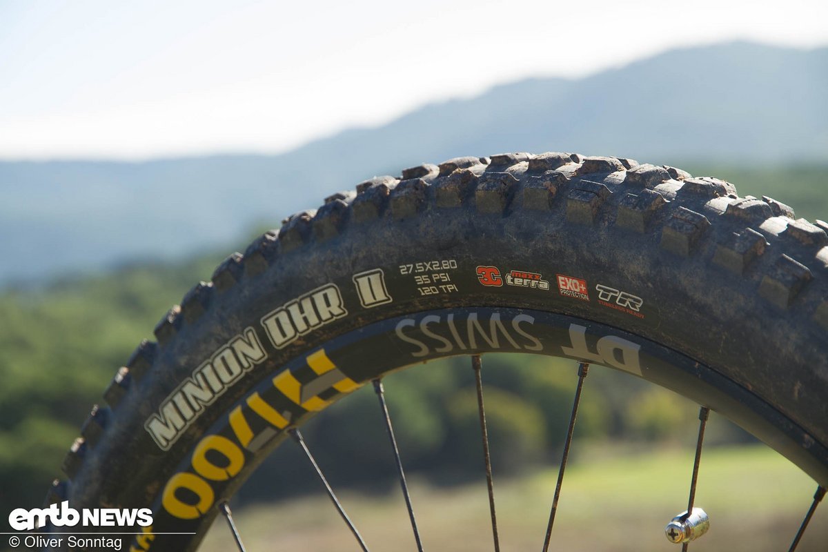 Only the best for the tyres as well. Maxxis tyres with 29x26" up front and 27.5x2.8" at the back are on the menu Only the best for the tyres as well. Maxxis tyres with 29x26" up front and 27.5x2.8" at the back are on the menu