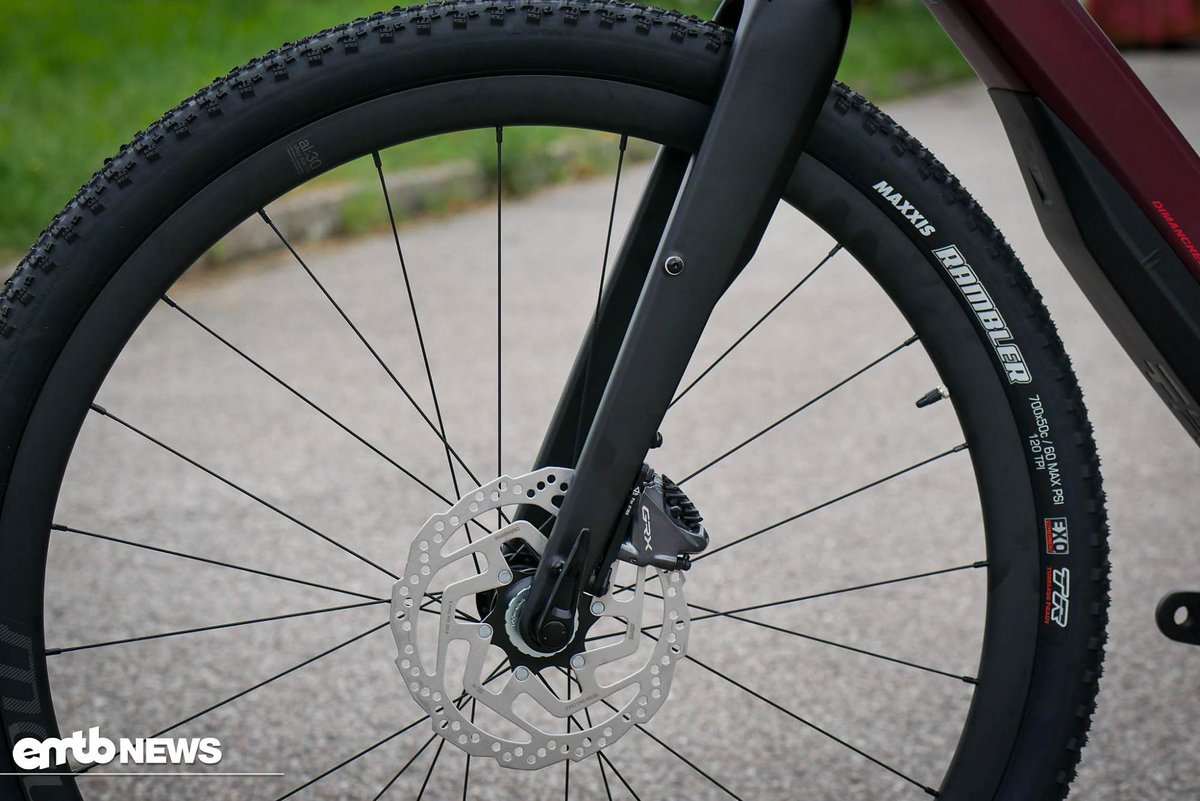 Die auf den hauseigenen Laufrädern montierten Maxxis Rambler Reifen sollen für den nötigen Halt auch auf losem Boden sorgen Die auf den hauseigenen Laufrädern montierten Maxxis Rambler Reifen sollen für den nötigen Halt auch auf losem Boden sorgen
