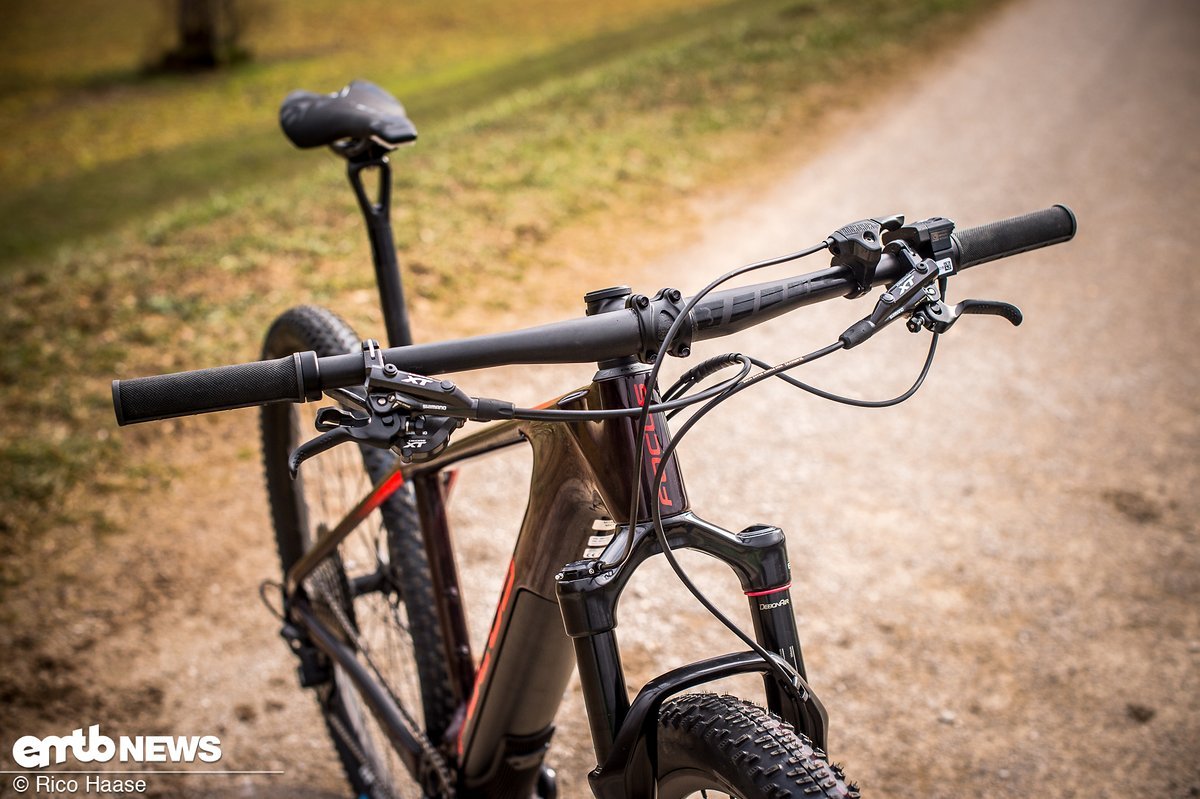 The cockpit is nice and clean, but the 720 mm narrow bars and lack of dropper post impact negatively on the performance of the Focus Raven² 9.9. The cockpit is nice and clean, but the 720 mm narrow bars and lack of dropper post impact negatively on the performance of the Focus Raven² 9.9.