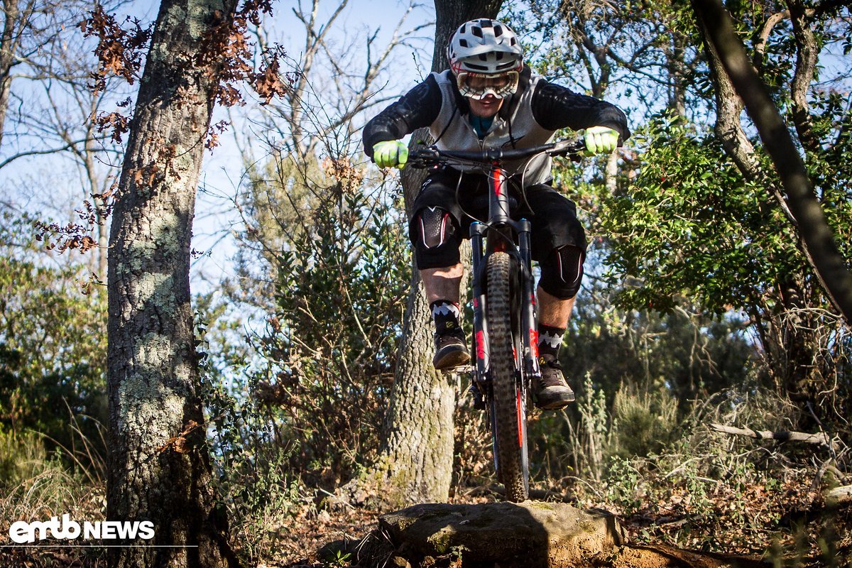 Sprünge lassen sich sehr smooth und stabil fahren. Eines der einfachsten Bikes auf dem sprunglastigen Trail. Sprünge lassen sich sehr smooth und stabil fahren. Eines der einfachsten Bikes auf dem sprunglastigen Trail.