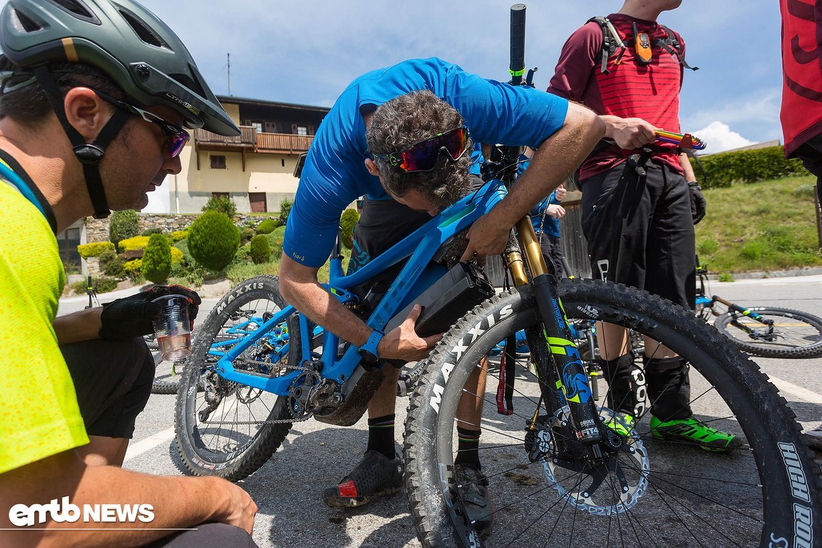 Die Batterie kann am BMC Trailfox AMP einfach aus- und eingebaut werden. Die Batterie kann am BMC Trailfox AMP einfach aus- und eingebaut werden.