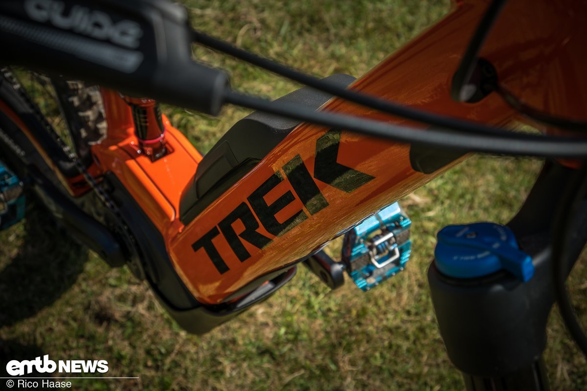 Beim Trek Powerfly LT 9 Plus wirkt es fast, als sei nur ein flaches Akku-Panel auf dem Unterrohr angebracht Beim Trek Powerfly LT 9 Plus wirkt es fast, als sei nur ein flaches Akku-Panel auf dem Unterrohr angebracht