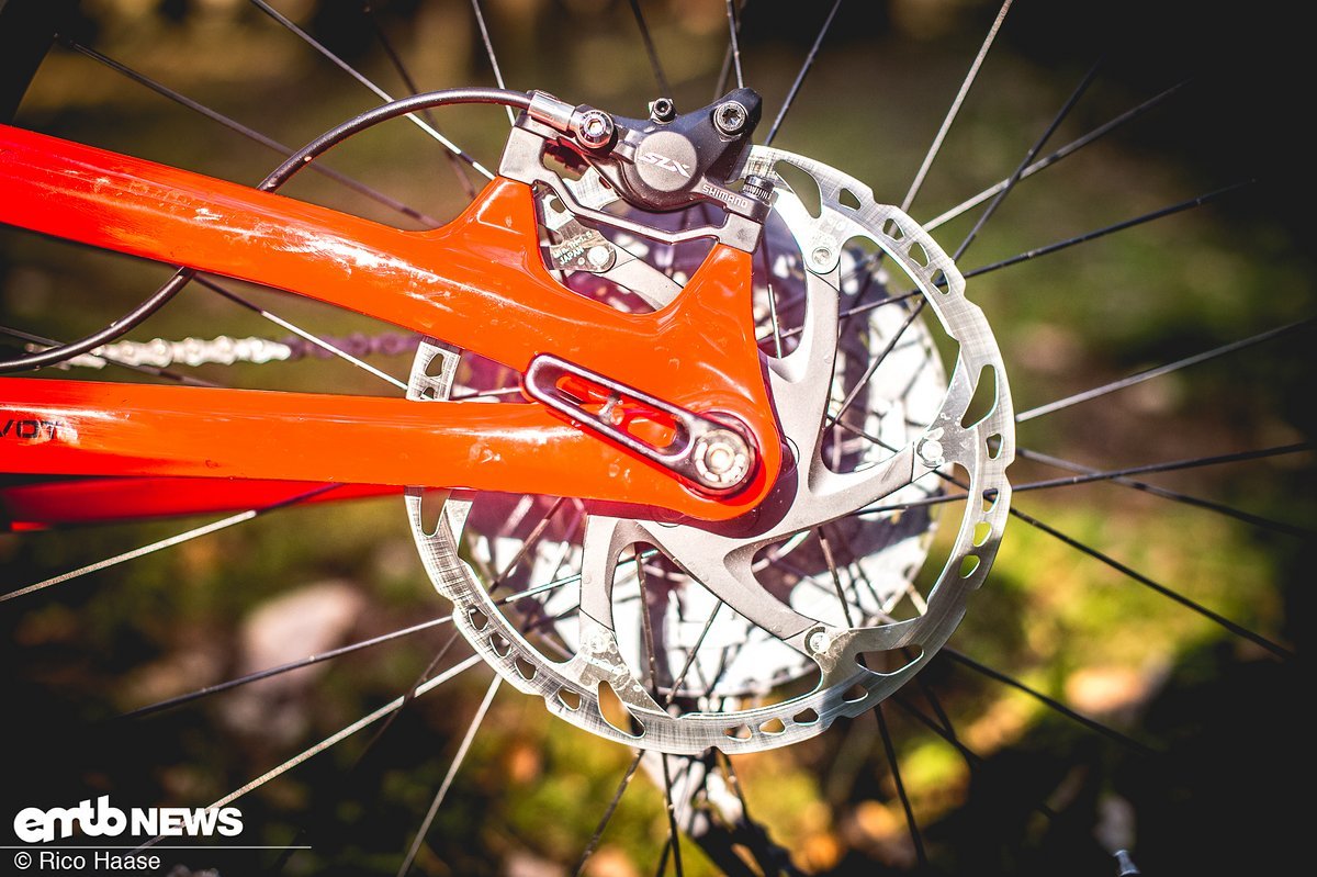 Die SLX-Bremse an diesem Modell bremst zwar auf großen 200 mm Scheiben, ist aber in dieser Preisklasse nicht üblich. Die SLX-Bremse an diesem Modell bremst zwar auf großen 200 mm Scheiben, ist aber in dieser Preisklasse nicht üblich.