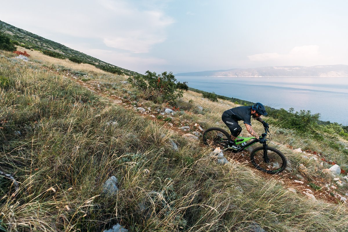 The low cockpit allows you to weight the front wheel, encouraging you to go faster and faster The low cockpit allows you to weight the front wheel, encouraging you to go faster and faster