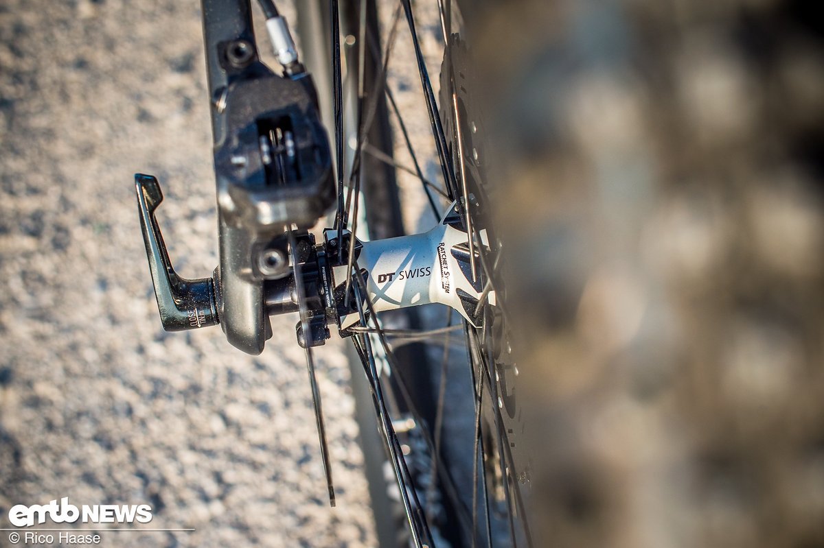 The quality DT Swiss wheels provide this E-MTB with additional sprightliness and have provide a smooth ride. The quality DT Swiss wheels provide this E-MTB with additional sprightliness and have provide a smooth ride.