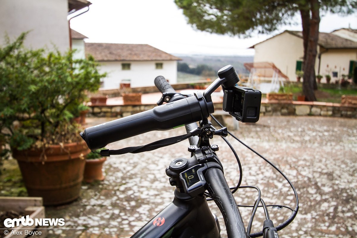 Den GoPro Karma Grip auf dem Lenker zu montieren, ist zwar möglich Den GoPro Karma Grip auf dem Lenker zu montieren, ist zwar möglich