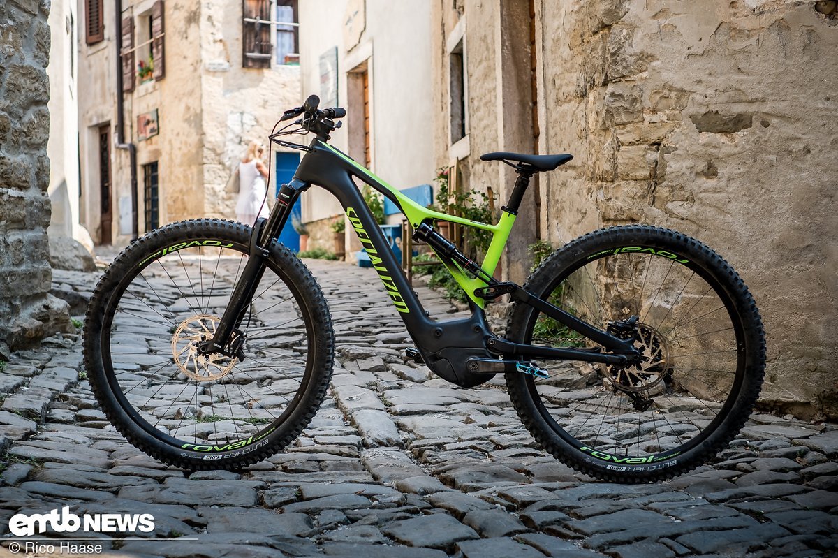 The Turbo Levo features an asymmetrical rear end The Turbo Levo features an asymmetrical rear end