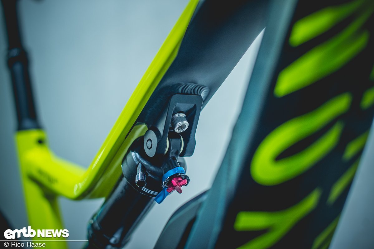 The Geo-Adjust lets you change the seat and head-angle by +/- 0,8° and varies the bottom bracket height by 11 mm. The Geo-Adjust lets you change the seat and head-angle by +/- 0,8° and varies the bottom bracket height by 11 mm.