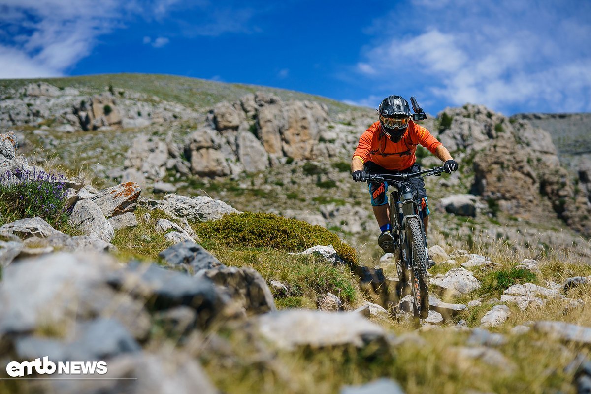 Lots of different ways of riding are possible with the 29", Shimano equipped Lapierre Overvolt AM 729i Lots of different ways of riding are possible with the 29", Shimano equipped Lapierre Overvolt AM 729i