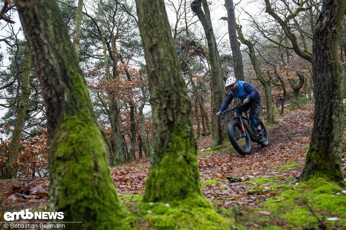 Ein E-Fatbike kann in entsprechendem Gelände durchaus zügig bewegt werden Ein E-Fatbike kann in entsprechendem Gelände durchaus zügig bewegt werden