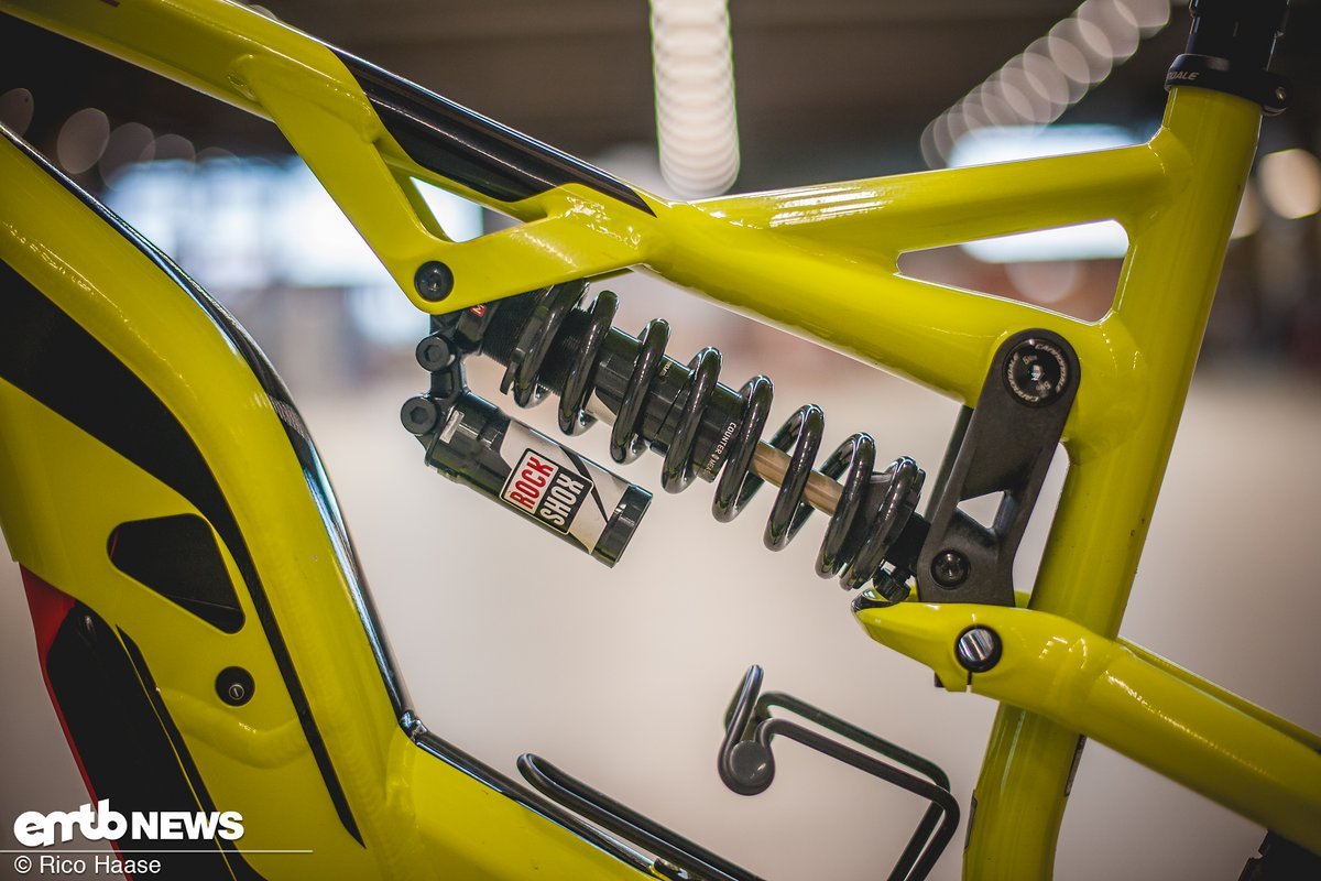 Besonders auffällig ist der RockShox Vivid R2C Coil-Dämpfer Besonders auffällig ist der RockShox Vivid R2C Coil-Dämpfer