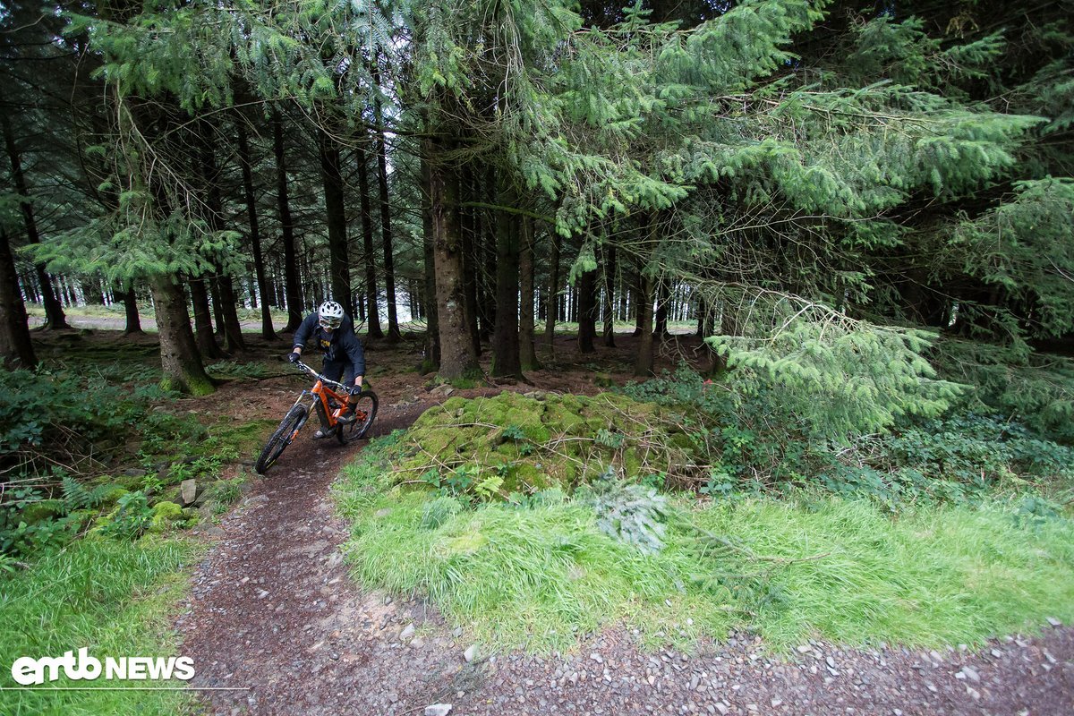 Am wohlsten fühlt sich das Orange Alpine 6 E LE auf anspruchsvollen Trails im Wald, wo es sein Potenzial nutzen kann. Am wohlsten fühlt sich das Orange Alpine 6 E LE auf anspruchsvollen Trails im Wald, wo es sein Potenzial nutzen kann.