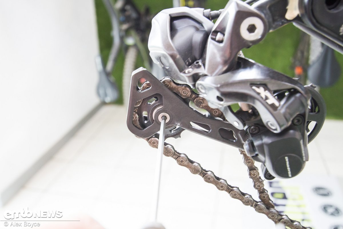 Um die Kette aus dem alten Schaltwerk zu entfernen und in das neue einzubauen, öffnet man am besten den Käfig Um die Kette aus dem alten Schaltwerk zu entfernen und in das neue einzubauen, öffnet man am besten den Käfig