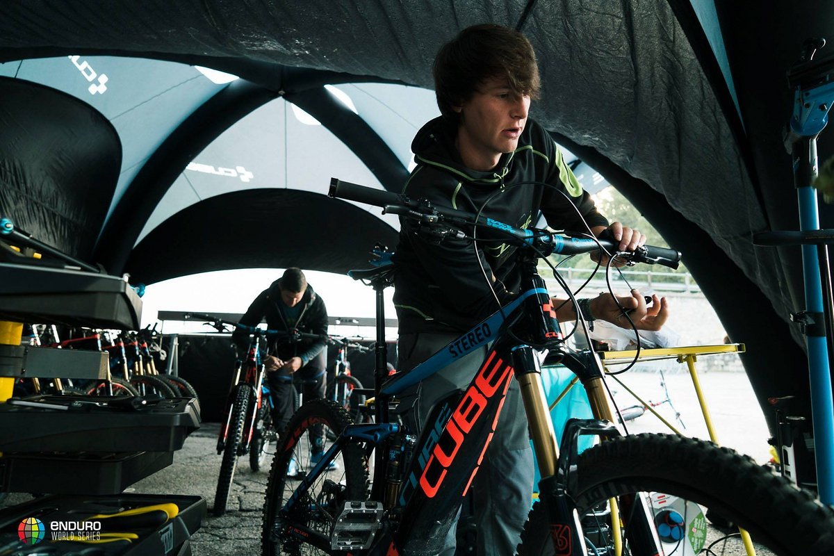 Die E-Bikes für die bei der EWS anwesenden Medienvertreter werden geserviced Die E-Bikes für die bei der EWS anwesenden Medienvertreter werden geserviced