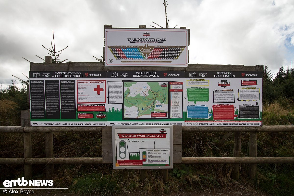 Auf dem Gipfel steht ein großes Schild mit allen möglichen Informationen zu dem Bikepark den Trails Auf dem Gipfel steht ein großes Schild mit allen möglichen Informationen zu dem Bikepark den Trails
