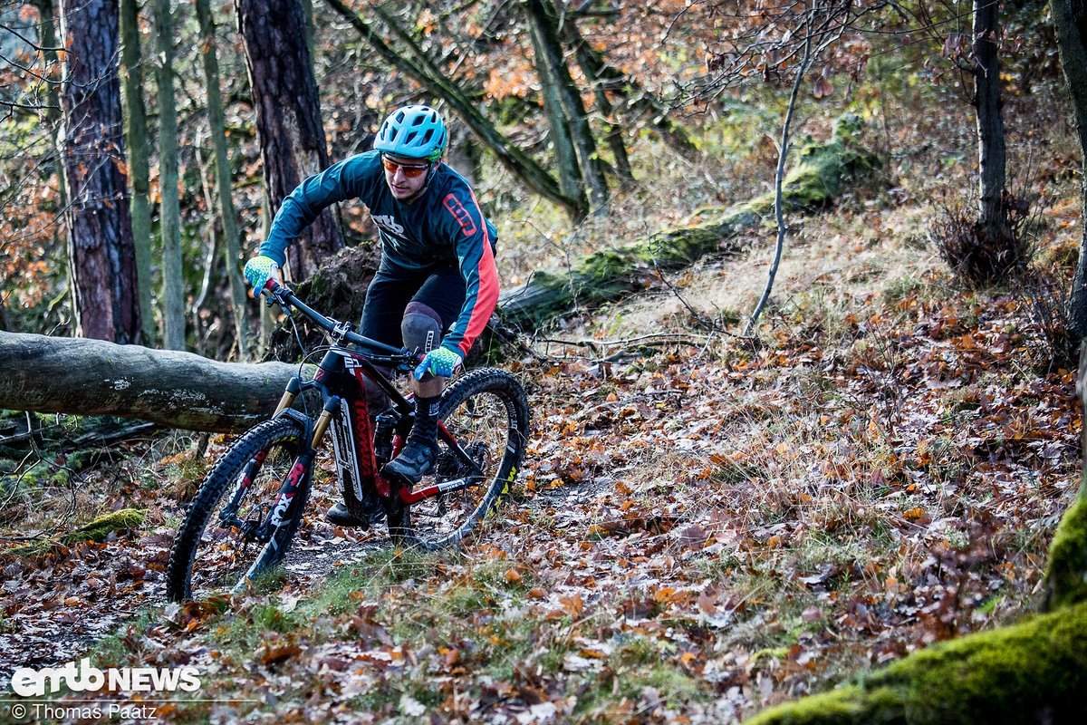 Auch auf engen Trails macht das verspielte eMTB aus der Schweiz dank tiefem Schwerpunkt mächtig Spaß Auch auf engen Trails macht das verspielte eMTB aus der Schweiz dank tiefem Schwerpunkt mächtig Spaß
