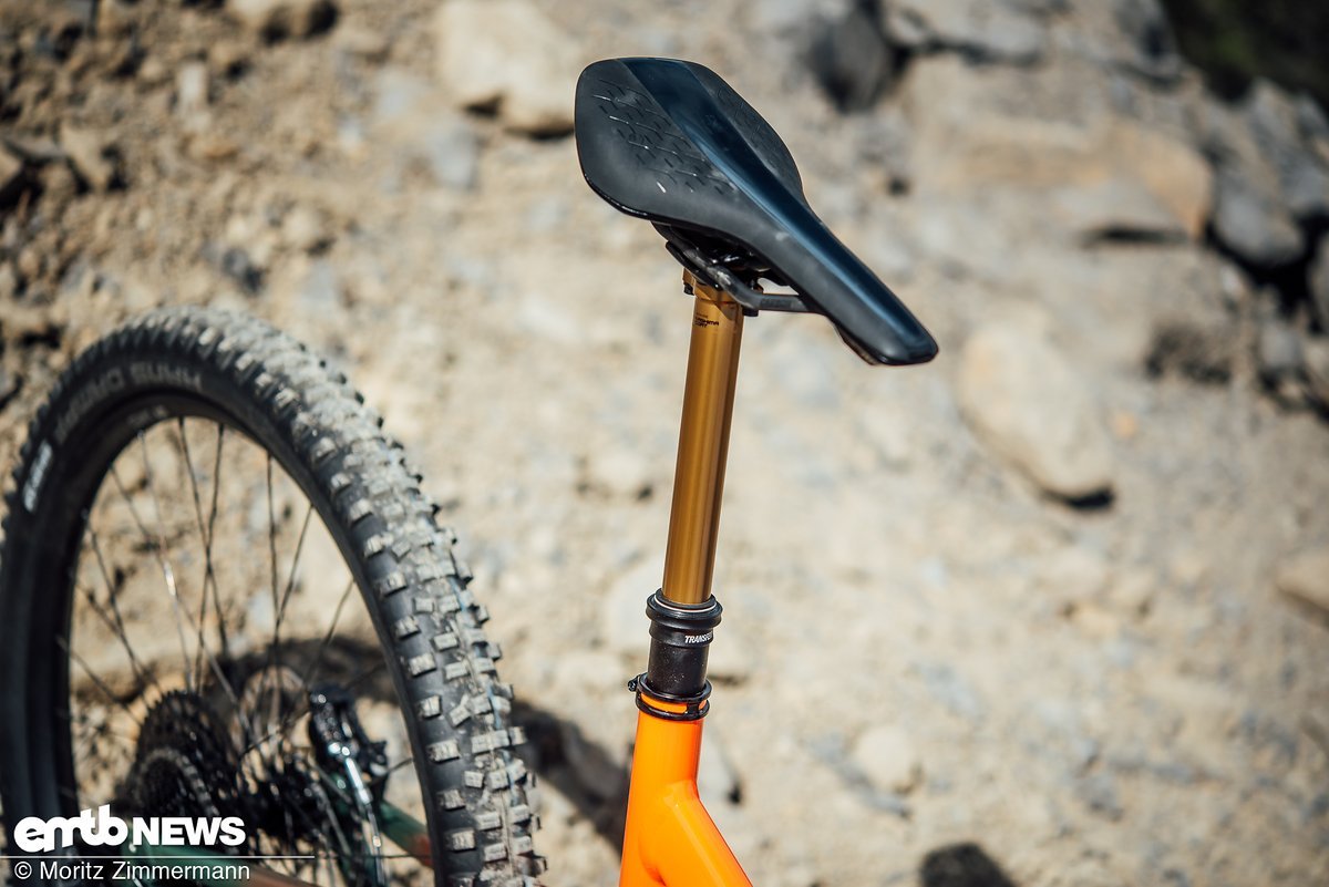 Scott hasn't skimped on the saddle or dropper post and has fitted a high-end 150 mm travel Fox Transfer along with a carbon Syncros Tofino saddle. Scott hasn't skimped on the saddle or dropper post and has fitted a high-end 150 mm travel Fox Transfer along with a carbon Syncros Tofino saddle.