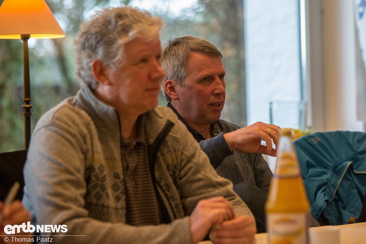 Ulrich Hanus (rechts im Bild) hat zum Thema E-Racing eine Menge zu sagen Ulrich Hanus (rechts im Bild) hat zum Thema E-Racing eine Menge zu sagen
