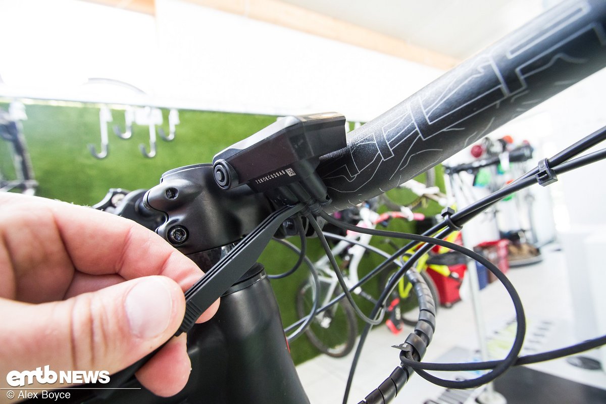Es empfiehlt sich die Kabel mit dem Shimano-Werkzeug vorsichtig zu entfernen oder anzuschließen Es empfiehlt sich die Kabel mit dem Shimano-Werkzeug vorsichtig zu entfernen oder anzuschließen