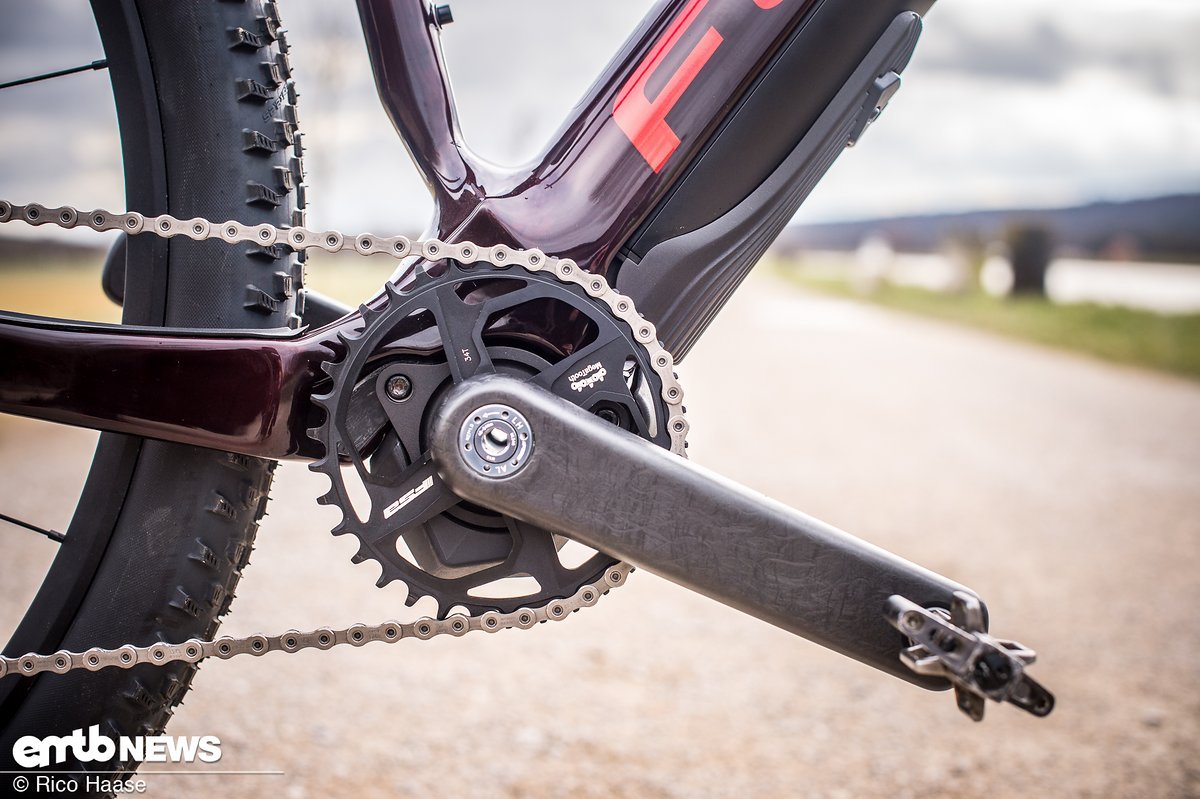 The Fazua Evation motor is so small, that it can hardly be seen behind the direct mount chainring. The Fazua Evation motor is so small, that it can hardly be seen behind the direct mount chainring.
