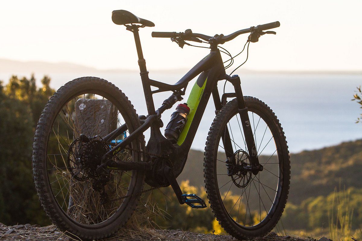 Das neue Turbo Levo rollt auf 29"-Laufrädern und hat 120 mm Federweg vorne und hinten Das neue Turbo Levo rollt auf 29"-Laufrädern und hat 120 mm Federweg vorne und hinten