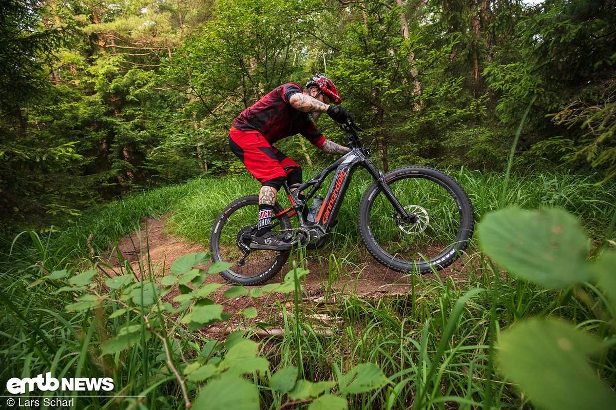 Auf schmalen kurvigen Trails fühlt sich das Cannondale Cujo NEO 130 1 sehr wohl Auf schmalen kurvigen Trails fühlt sich das Cannondale Cujo NEO 130 1 sehr wohl
