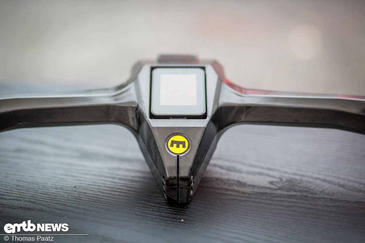 Das Display eines E-Bikes muss besser geschützt werden, deshalb versenkt es Magura bei dieser Konzept-Studie in einem voluminösen Carbon-Block Das Display eines E-Bikes muss besser geschützt werden, deshalb versenkt es Magura bei dieser Konzept-Studie in einem voluminösen Carbon-Block