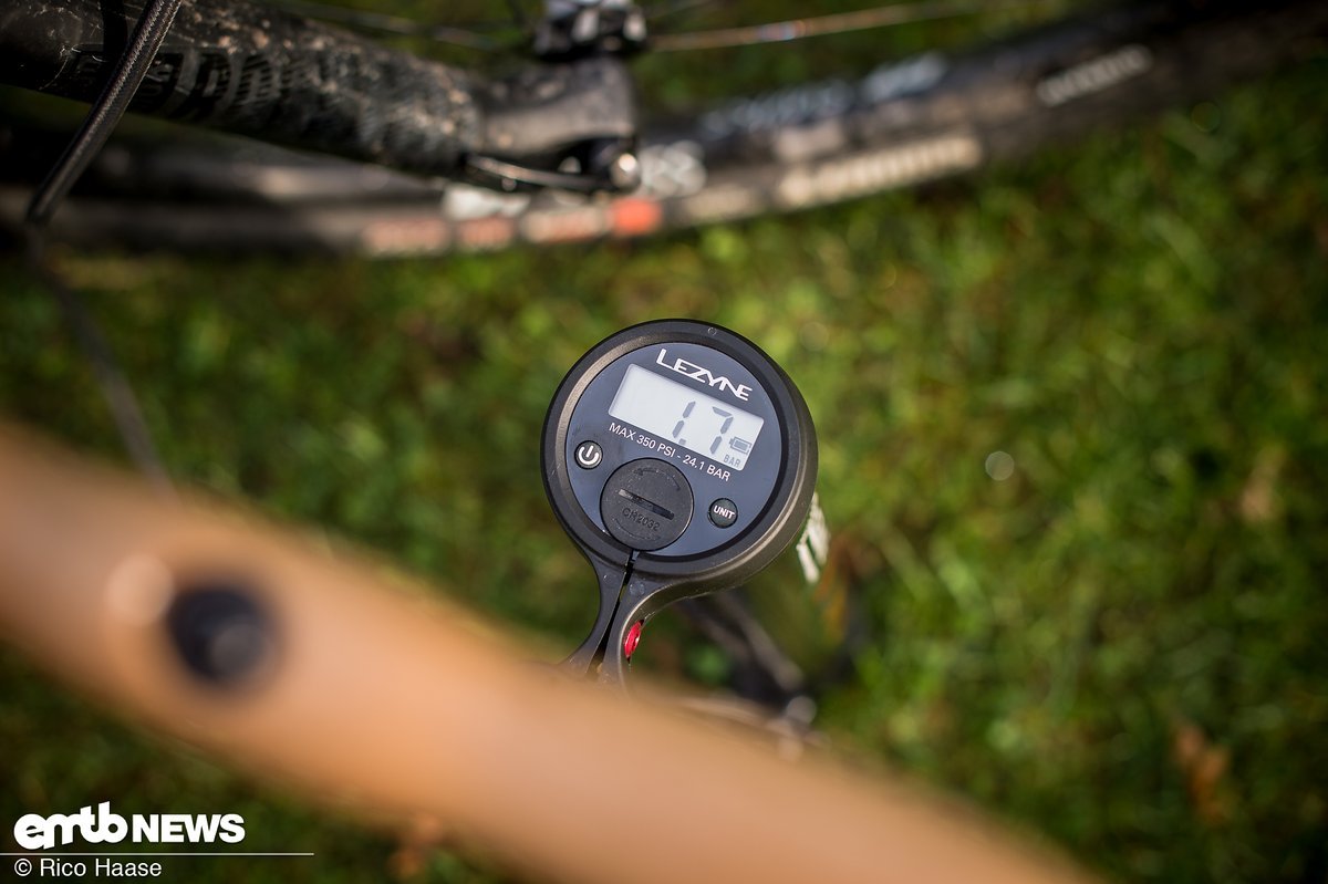 Eine Standpumpe mit digitaler Anzeige erleichtert das Einstellen des perfekten Reifendrucks für dein E-Bike Eine Standpumpe mit digitaler Anzeige erleichtert das Einstellen des perfekten Reifendrucks für dein E-Bike
